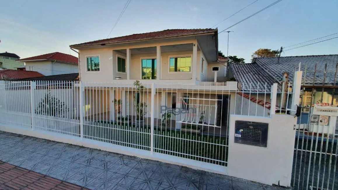 Foto 1 de Casa com 4 quartos para alugar, 300m2 em Serraria, Sao Jose - SC