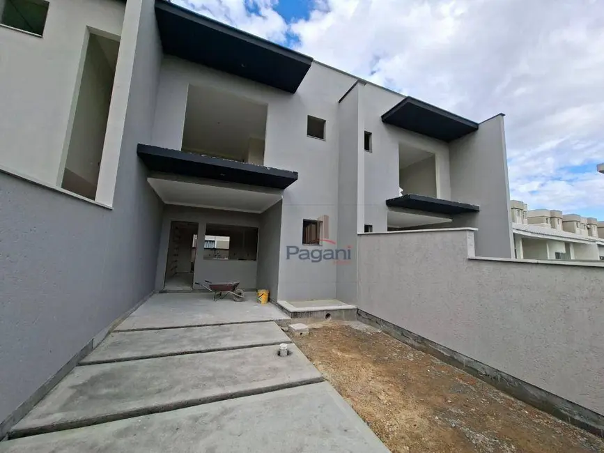 Foto 2 de Sobrado com 2 quartos à venda, 130m2 em Sertão do Maruim, Sao Jose - SC