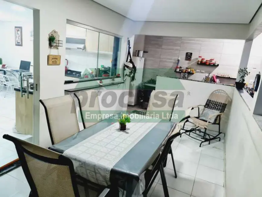 Foto 2 de Casa com 5 quartos à venda, 200m2 em Manaus - AM