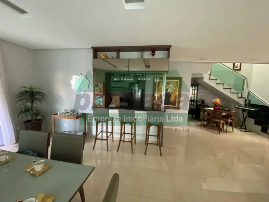 Casa de Condomínio com 4 quartos à venda, 300m2 em Manaus - AM - imagem 4 Foto 4 de Casa de Condomínio com 4 quartos à venda, 300m2 em Manaus - AM