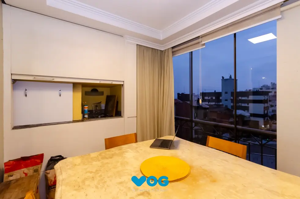 Apartamento com 3 quartos à venda, 105m2 em Rio Branco, Porto Alegre - RS - imagem 6 Foto 6 de Apartamento com 3 quartos à venda, 105m2 em Rio Branco, Porto Alegre - RS
