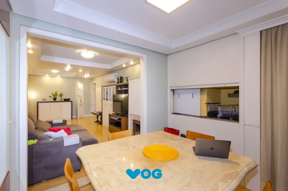 Apartamento com 3 quartos à venda, 105m2 em Rio Branco, Porto Alegre - RS - imagem 8 Foto 8 de Apartamento com 3 quartos à venda, 105m2 em Rio Branco, Porto Alegre - RS