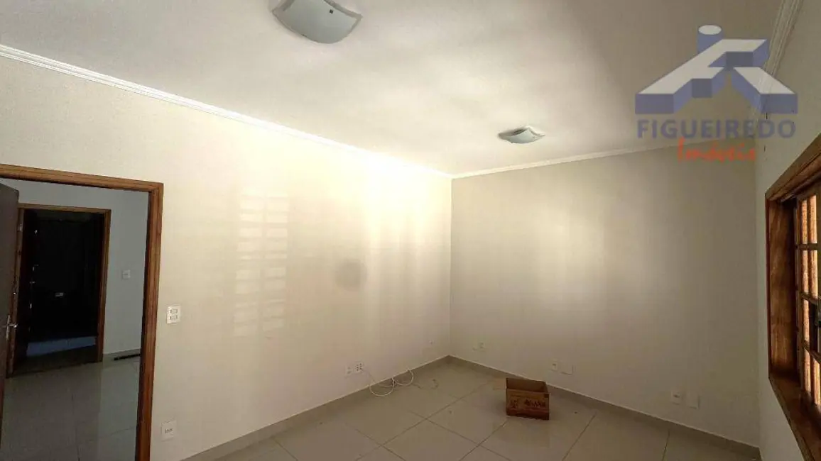 Casa com 2 quartos para alugar, 211m2 em Centro, Tatui - SP - imagem 5 Foto 5 de Casa com 2 quartos para alugar, 211m2 em Centro, Tatui - SP