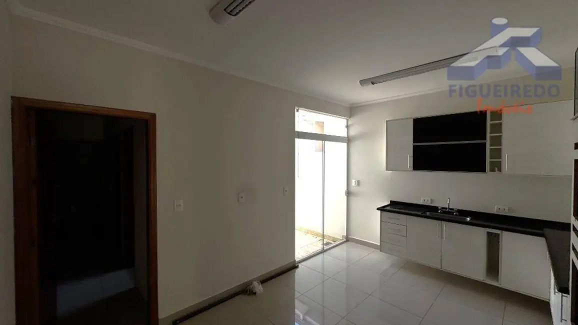 Casa com 2 quartos para alugar, 211m2 em Centro, Tatui - SP - imagem 6 Foto 6 de Casa com 2 quartos para alugar, 211m2 em Centro, Tatui - SP