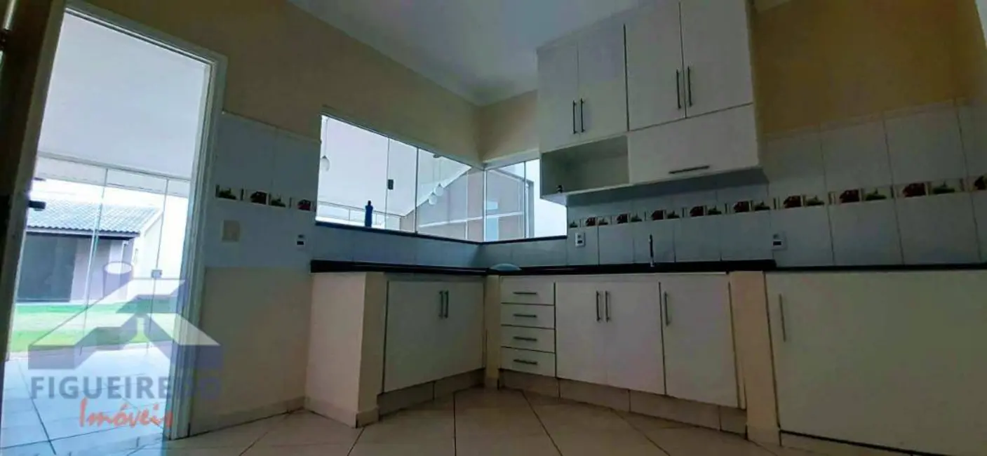Foto 6 de Sobrado com 4 quartos para alugar, 300m2 em Vila Monte Verde, Tatui - SP