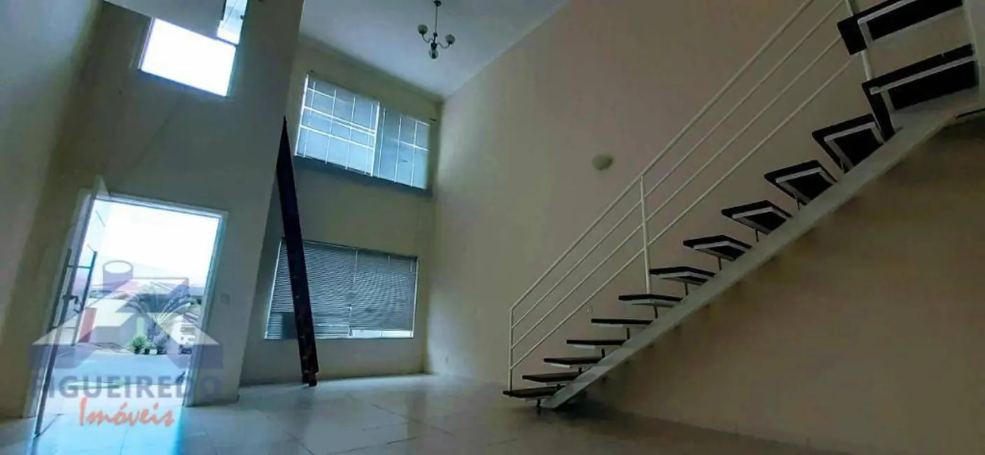 Foto 5 de Sobrado com 4 quartos para alugar, 300m2 em Vila Monte Verde, Tatui - SP