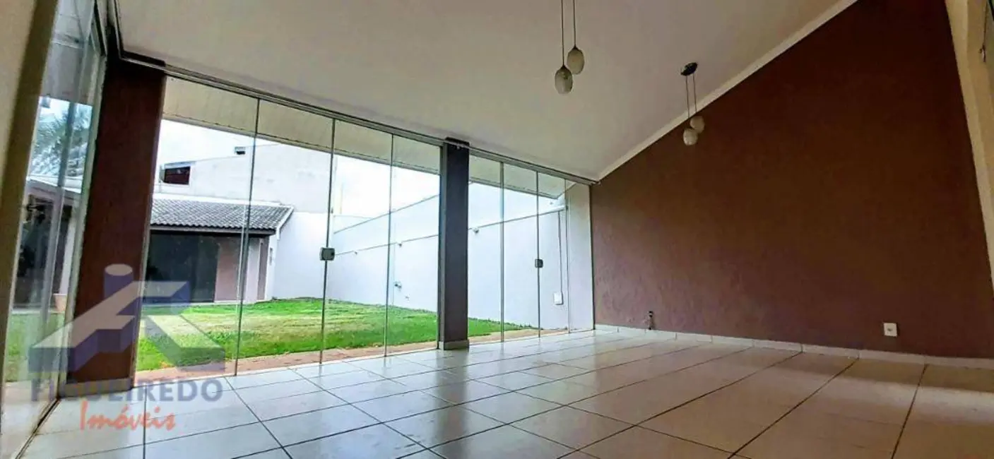 Foto 8 de Sobrado com 4 quartos para alugar, 300m2 em Vila Monte Verde, Tatui - SP