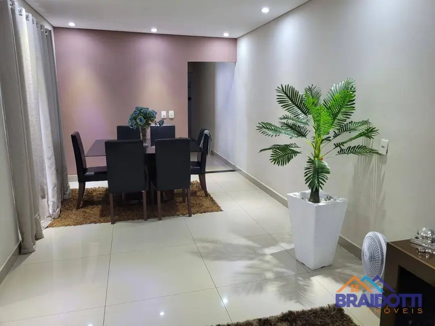 Casa com 3 quartos à venda e para alugar, 160m2 em Vila Santa Maria, Americana - SP - imagem 5 Foto 5 de Casa com 3 quartos à venda e para alugar, 160m2 em Vila Santa Maria, Americana - SP