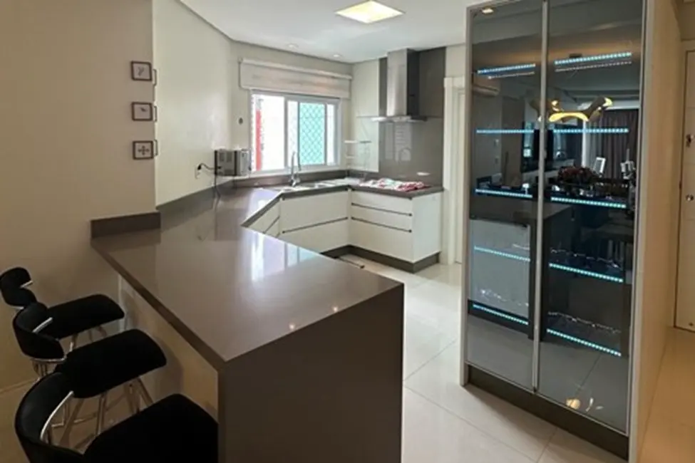 Apartamento com 3 quartos à venda, 136m2 em Centro, Balneario Camboriu - SC - imagem 8 Foto 8 de Apartamento com 3 quartos à venda, 136m2 em Centro, Balneario Camboriu - SC