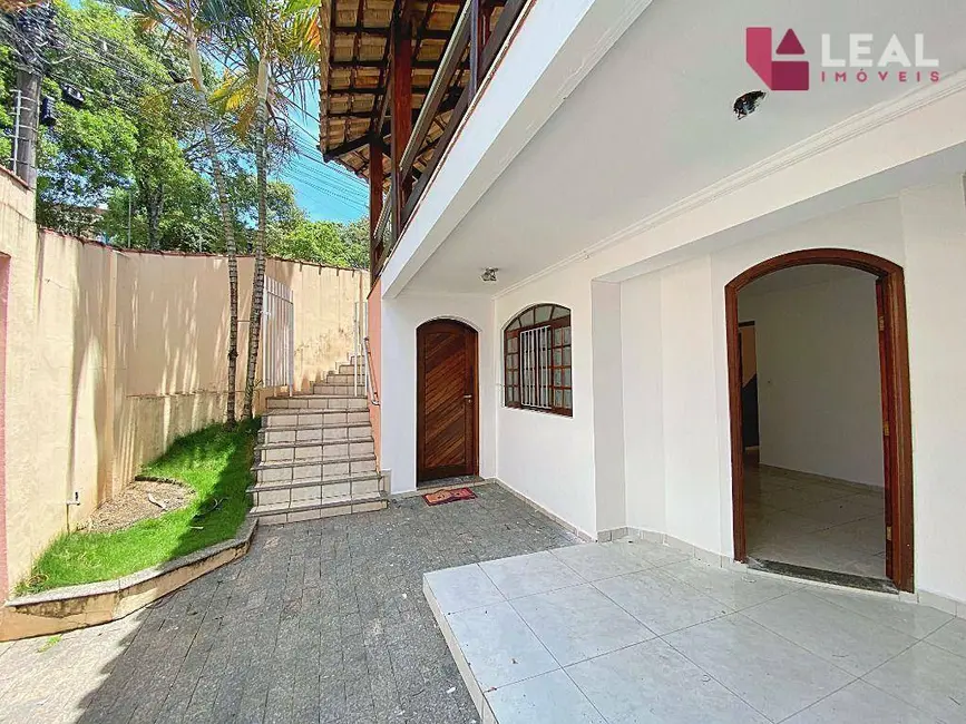 Foto 1 de Casa com 4 quartos à venda, 255m2 em Pouso Alegre - MG