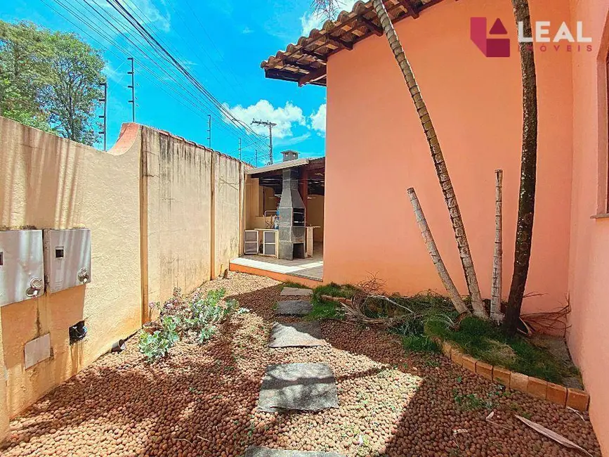 Foto 2 de Casa com 4 quartos à venda, 255m2 em Pouso Alegre - MG