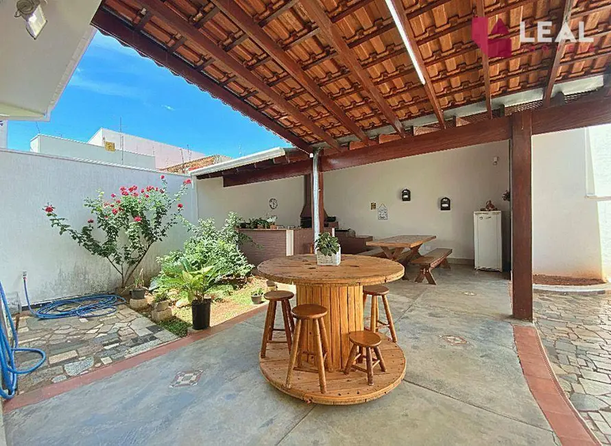 Foto 1 de Casa com 4 quartos à venda, 380m2 em Pousada dos Campos I, Pouso Alegre - MG