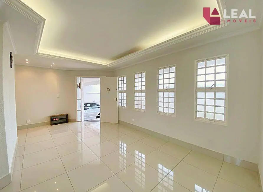 Foto 2 de Casa com 4 quartos à venda, 380m2 em Pousada dos Campos I, Pouso Alegre - MG