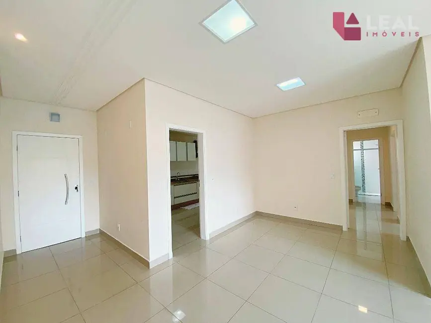 Foto 4 de Apartamento com 3 quartos para alugar, 120m2 em Pouso Alegre - MG