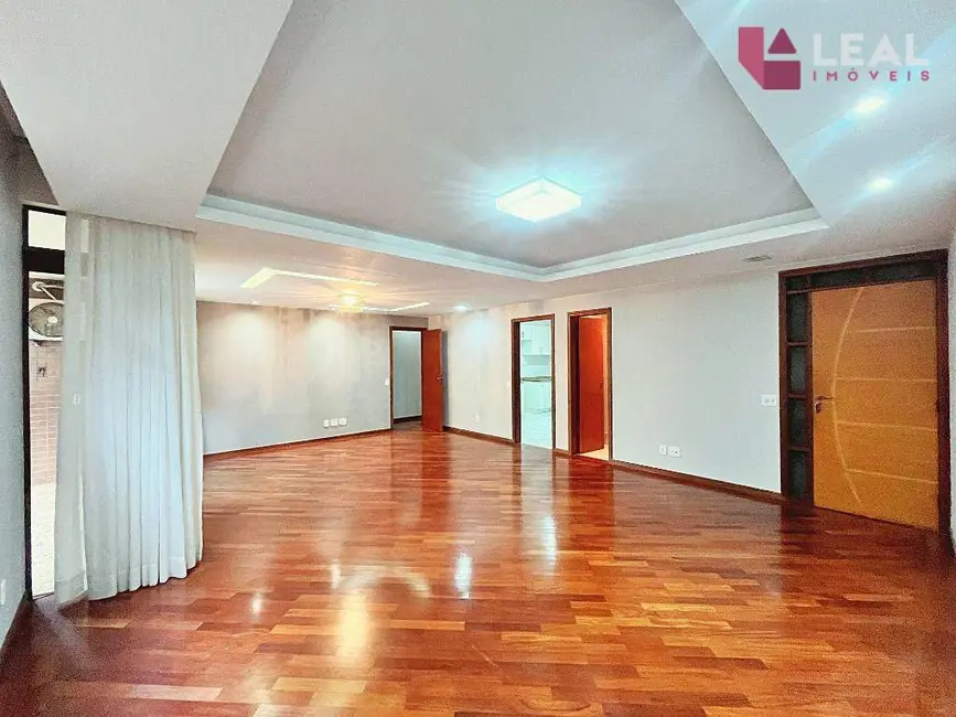 Foto 2 de Apartamento com 4 quartos à venda, 223m2 em Pouso Alegre - MG
