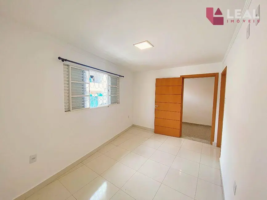 Foto 5 de Casa com 2 quartos para alugar, 110m2 em Centro, Pouso Alegre - MG