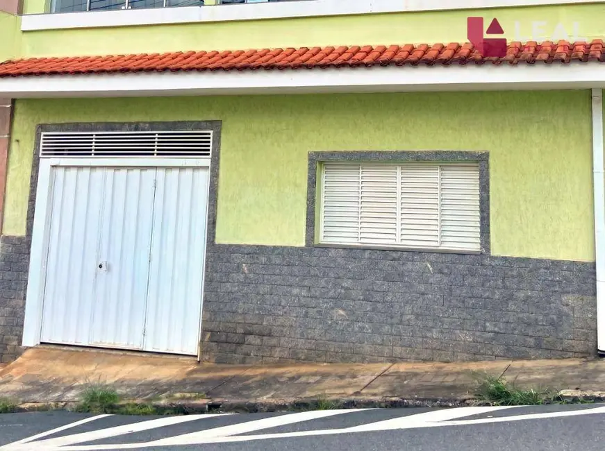 Foto 1 de Casa com 2 quartos para alugar, 110m2 em Centro, Pouso Alegre - MG