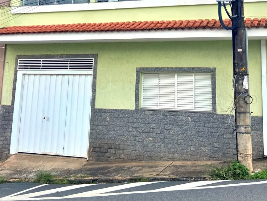 Foto 1 de Casa com 2 quartos para alugar, 110m2 em Centro, Pouso Alegre - MG