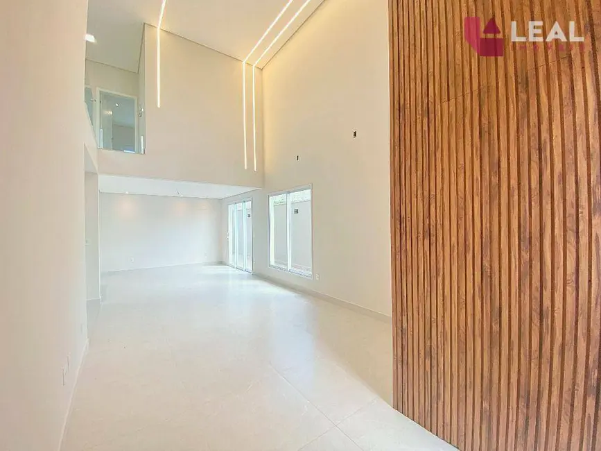 Foto 1 de Casa com 4 quartos à venda, 303m2 em Pouso Alegre - MG