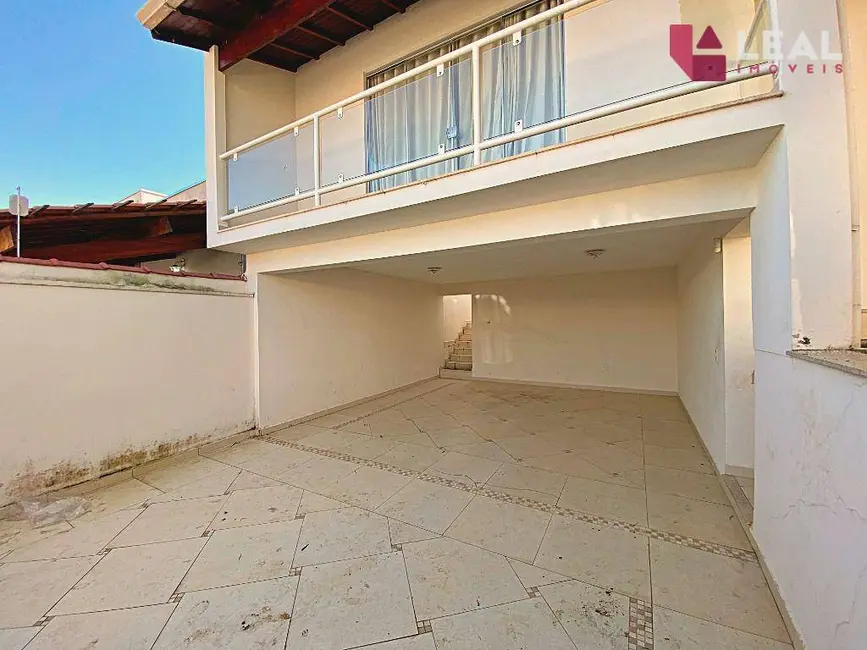 Foto 2 de Casa com 3 quartos à venda, 438m2 em Pouso Alegre - MG