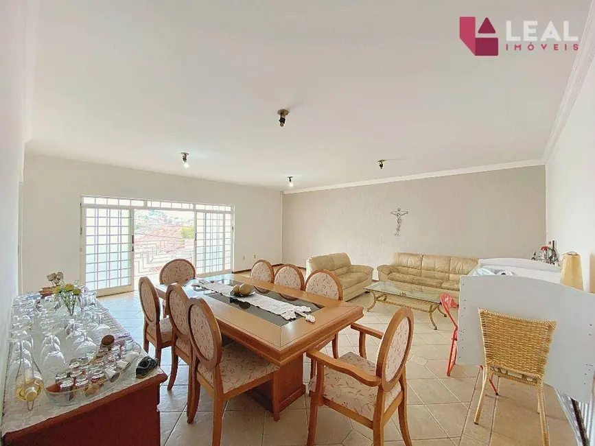 Foto 2 de Casa com 3 quartos à venda, 400m2 em Pouso Alegre - MG