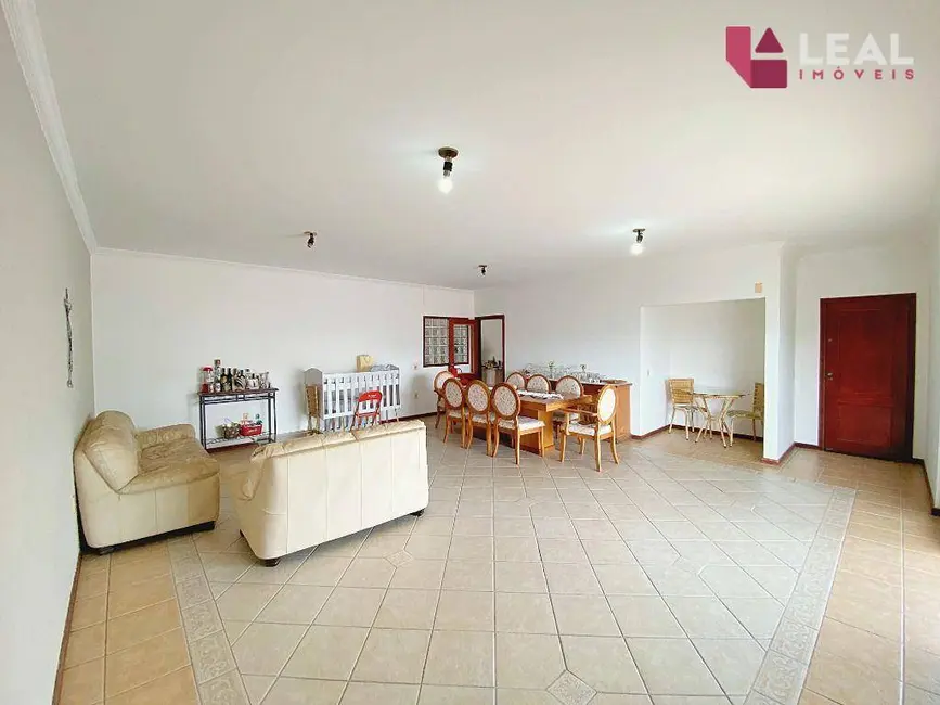 Foto 3 de Casa com 3 quartos à venda, 400m2 em Pouso Alegre - MG