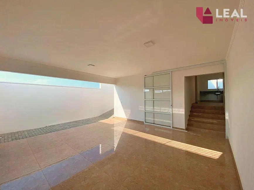 Foto 2 de Casa com 3 quartos à venda, 200m2 em Jardim Floresta, Pouso Alegre - MG