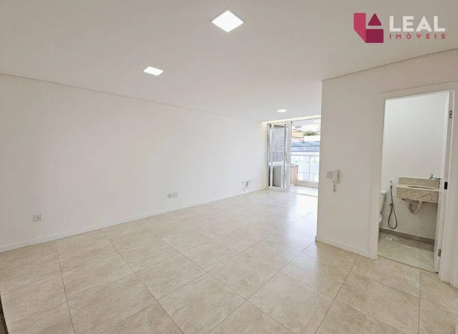 Apartamento com 3 quartos para alugar, 105m2 em Pouso Alegre - MG - imagem 4 Foto 4 de Apartamento com 3 quartos para alugar, 105m2 em Pouso Alegre - MG