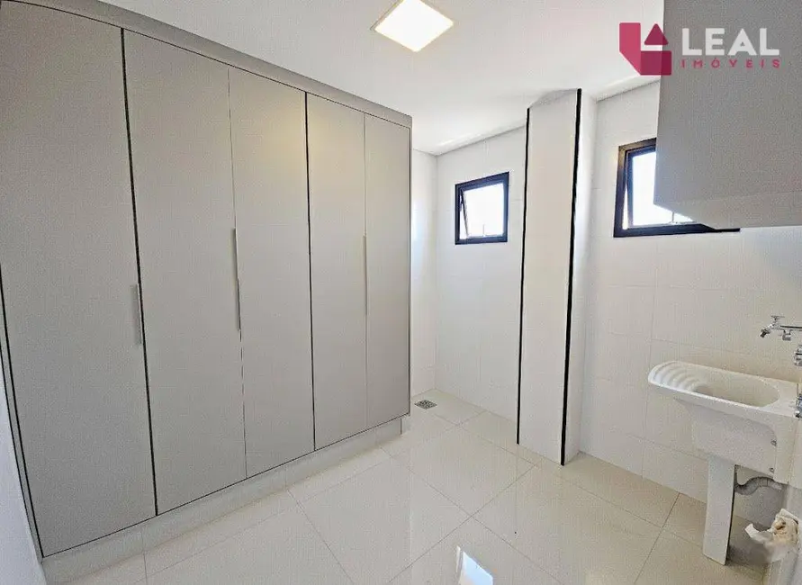Apartamento com 3 quartos para alugar, 182m2 em Centro, Pouso Alegre - MG - imagem 6 Foto 6 de Apartamento com 3 quartos para alugar, 182m2 em Centro, Pouso Alegre - MG