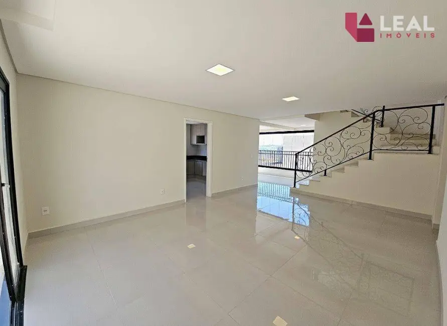 Apartamento com 3 quartos para alugar, 182m2 em Centro, Pouso Alegre - MG - imagem 4 Foto 4 de Apartamento com 3 quartos para alugar, 182m2 em Centro, Pouso Alegre - MG