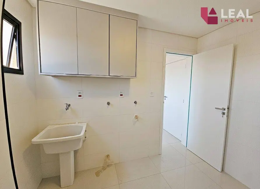 Apartamento com 3 quartos para alugar, 182m2 em Centro, Pouso Alegre - MG - imagem 7 Foto 7 de Apartamento com 3 quartos para alugar, 182m2 em Centro, Pouso Alegre - MG