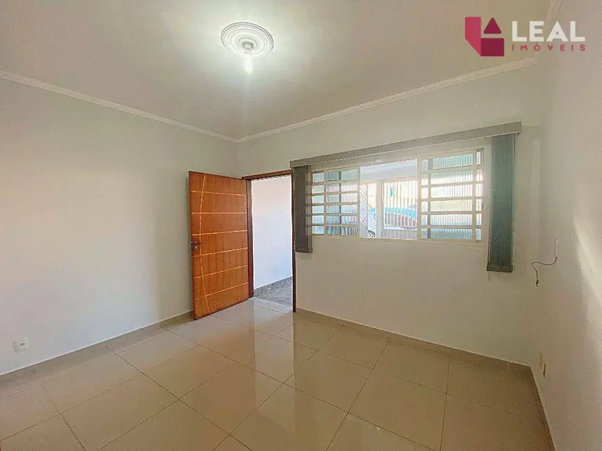 Foto 3 de Casa com 2 quartos para alugar, 160m2 em São João, Pouso Alegre - MG