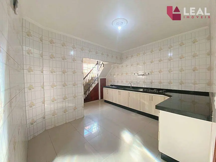 Foto 4 de Casa com 2 quartos para alugar, 160m2 em São João, Pouso Alegre - MG