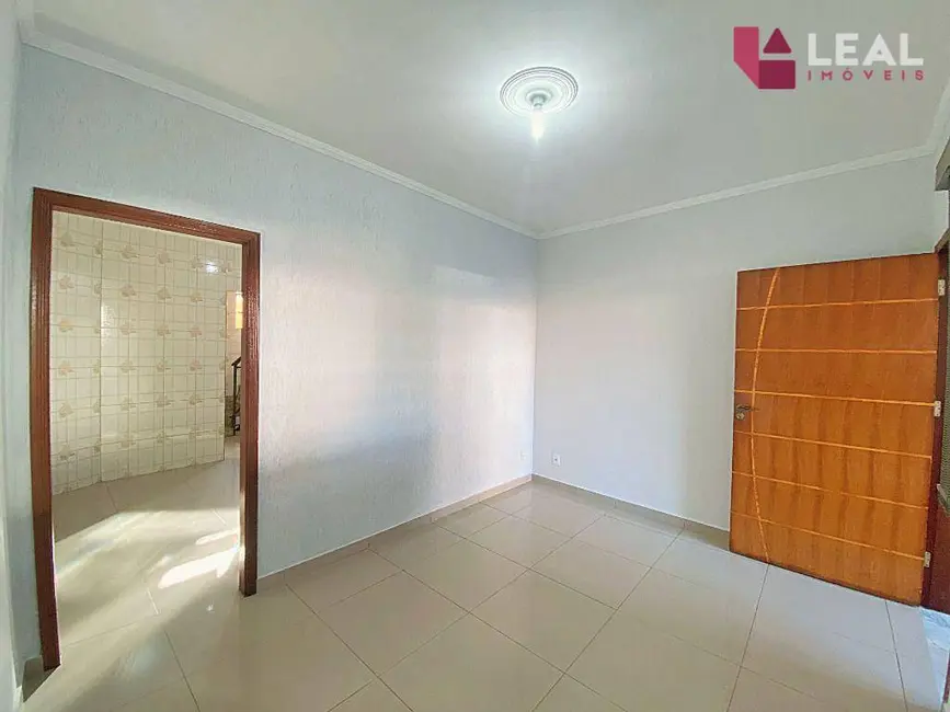 Foto 2 de Casa com 2 quartos para alugar, 160m2 em São João, Pouso Alegre - MG