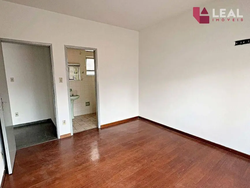 Apartamento com 3 quartos para alugar, 103m2 em Saúde, Pouso Alegre - MG - imagem 8 Foto 8 de Apartamento com 3 quartos para alugar, 103m2 em Saúde, Pouso Alegre - MG
