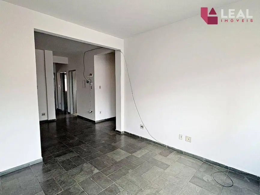 Apartamento com 3 quartos para alugar, 103m2 em Saúde, Pouso Alegre - MG - imagem 4 Foto 4 de Apartamento com 3 quartos para alugar, 103m2 em Saúde, Pouso Alegre - MG