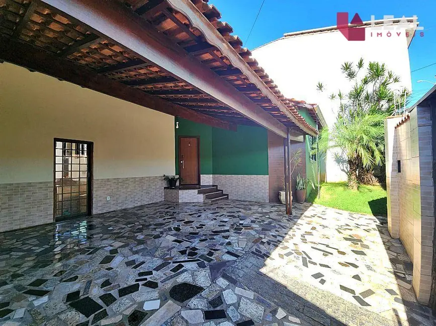 Foto 1 de Casa com 3 quartos à venda, 300m2 em Pouso Alegre - MG