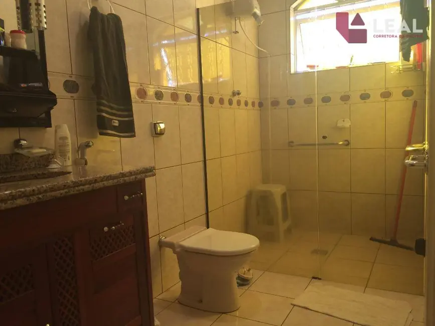 Casa com 3 quartos à venda, 200m2 em Pouso Alegre - MG - imagem 8 Foto 8 de Casa com 3 quartos à venda, 200m2 em Pouso Alegre - MG