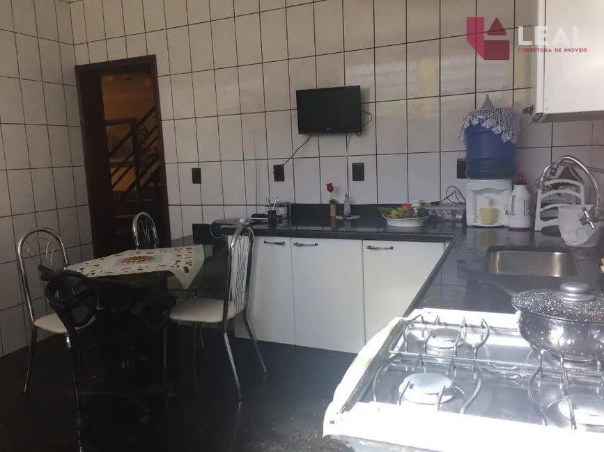 Casa com 3 quartos à venda, 200m2 em Pouso Alegre - MG - imagem 4 Foto 4 de Casa com 3 quartos à venda, 200m2 em Pouso Alegre - MG