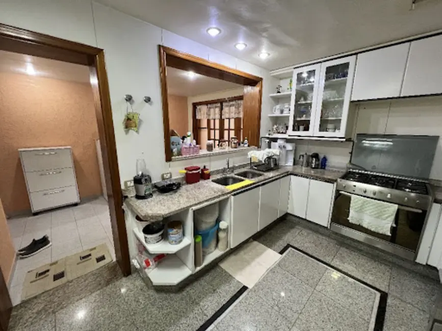 Casa de Condomínio com 5 quartos à venda, 200m2 em Ouro Preto, Nova Iguacu - RJ - imagem 4 Foto 4 de Casa de Condomínio com 5 quartos à venda, 200m2 em Ouro Preto, Nova Iguacu - RJ