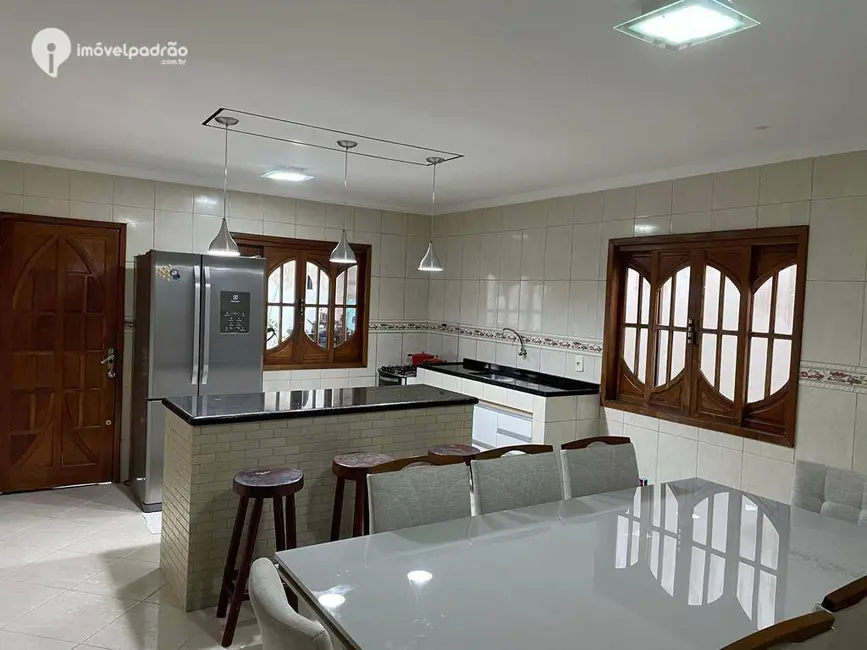 Casa com 3 quartos à venda, 330m2 em Jardim Nova Era, Nova Iguacu - RJ - imagem 2 Foto 2 de Casa com 3 quartos à venda, 330m2 em Jardim Nova Era, Nova Iguacu - RJ