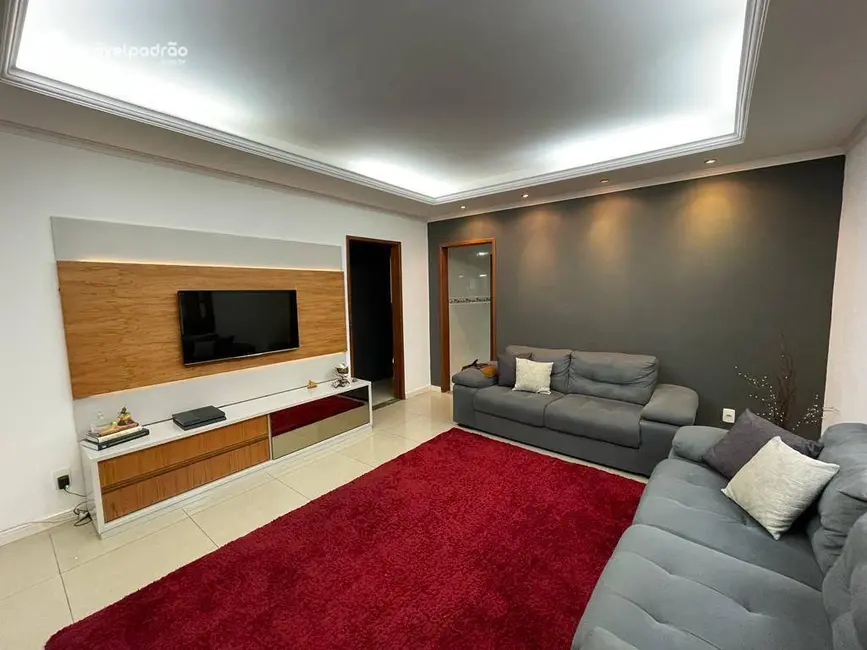 Casa com 3 quartos à venda, 330m2 em Jardim Nova Era, Nova Iguacu - RJ - imagem 1 Foto 1 de Casa com 3 quartos à venda, 330m2 em Jardim Nova Era, Nova Iguacu - RJ