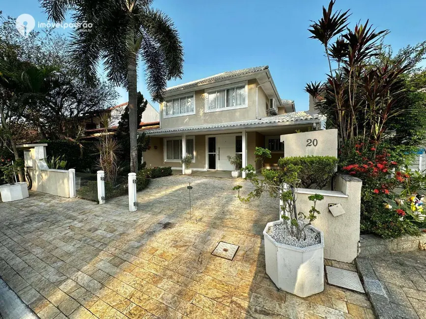 Casa de Condomínio com 3 quartos à venda, 300m2 em Ouro Preto, Nova Iguacu - RJ - imagem 2 Foto 2 de Casa de Condomínio com 3 quartos à venda, 300m2 em Ouro Preto, Nova Iguacu - RJ