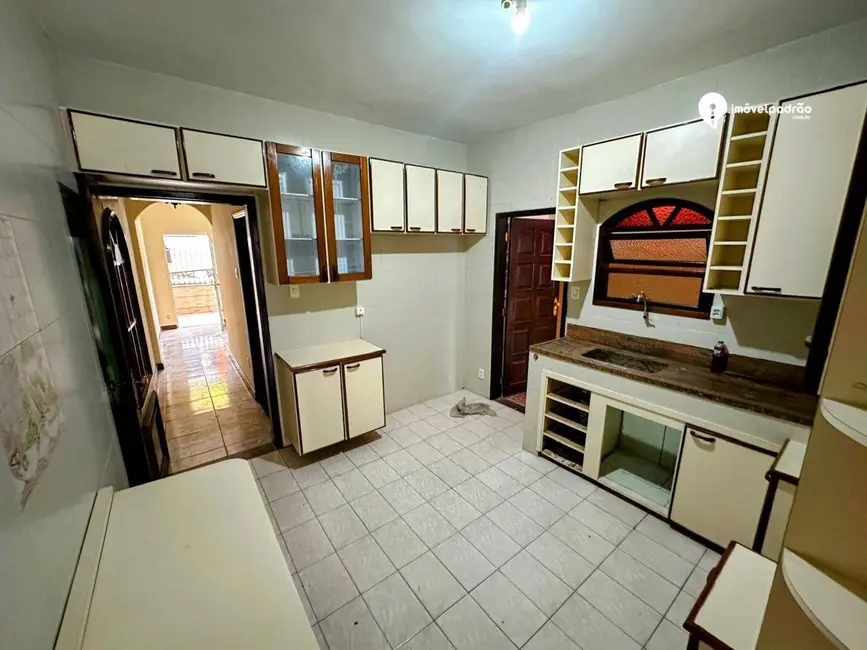 Casa com 3 quartos para alugar, 160m2 em Centro, Nova Iguacu - RJ - imagem 4 Foto 4 de Casa com 3 quartos para alugar, 160m2 em Centro, Nova Iguacu - RJ