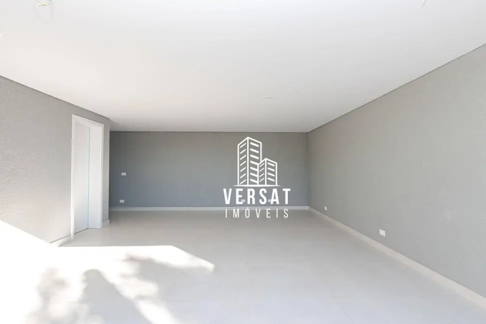 Sobrado com 3 quartos à venda, 165m2 em São Lourenço, Curitiba - PR - imagem 4 Foto 4 de Sobrado com 3 quartos à venda, 165m2 em São Lourenço, Curitiba - PR