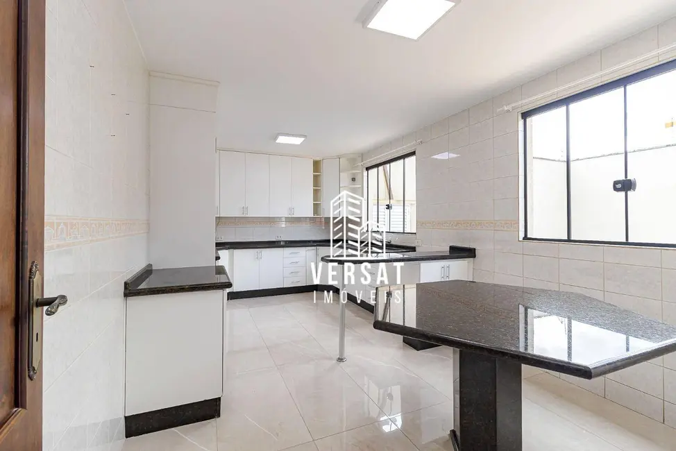Sobrado com 3 quartos à venda, 238m2 em Pilarzinho, Curitiba - PR - imagem 2 Foto 2 de Sobrado com 3 quartos à venda, 238m2 em Pilarzinho, Curitiba - PR