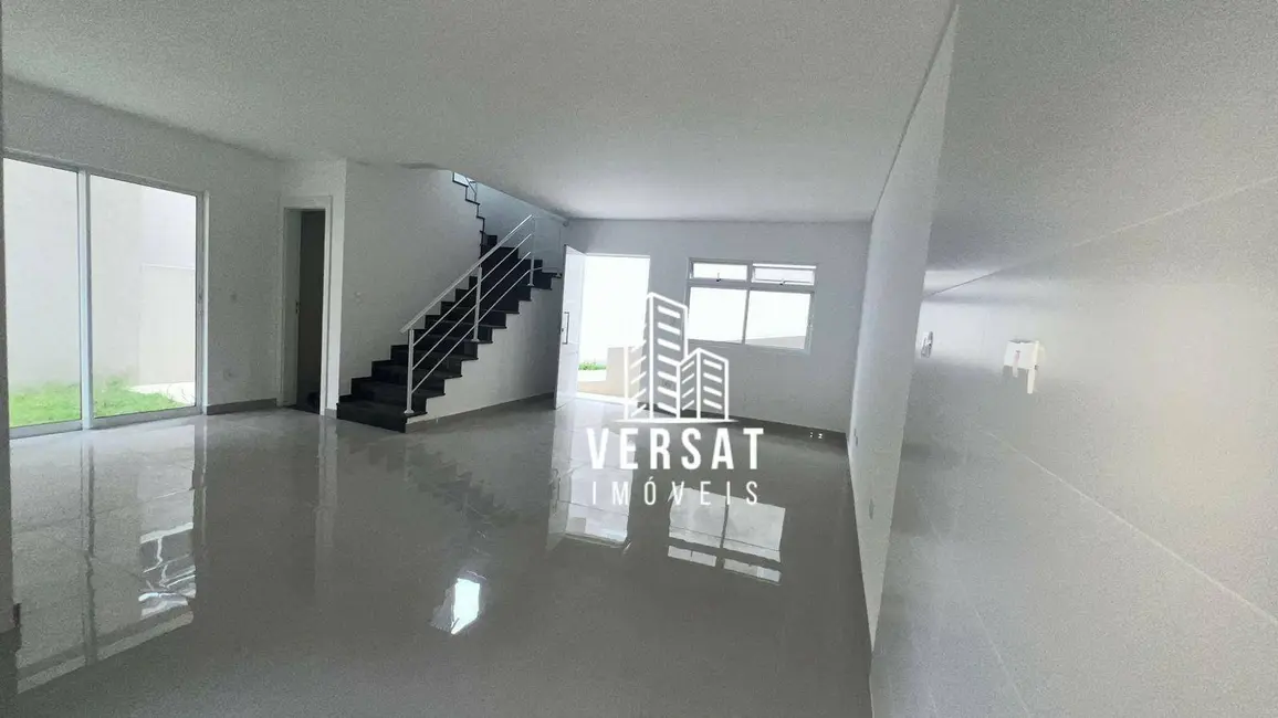 Sobrado com 3 quartos à venda, 120m2 em Xaxim, Curitiba - PR - imagem 5 Foto 5 de Sobrado com 3 quartos à venda, 120m2 em Xaxim, Curitiba - PR