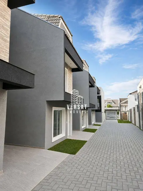 Sobrado com 3 quartos à venda, 131m2 em Uberaba, Curitiba - PR - imagem 2 Foto 2 de Sobrado com 3 quartos à venda, 131m2 em Uberaba, Curitiba - PR