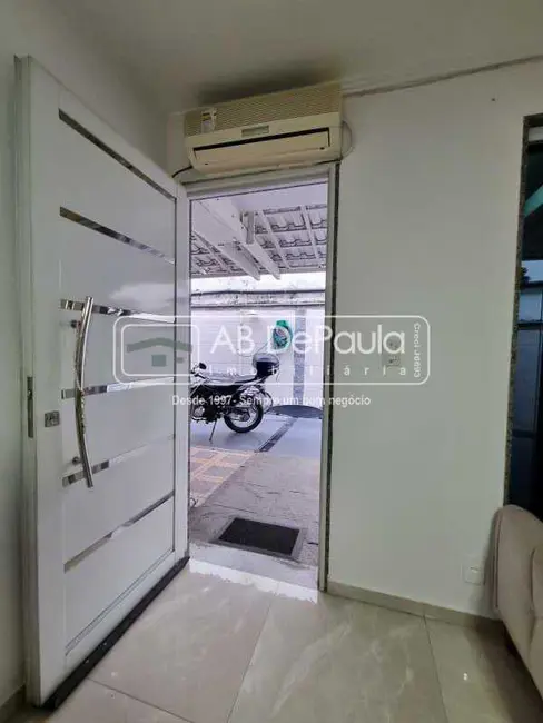 Foto 2 de Casa com 2 quartos à venda, 120m2 em Rio De Janeiro - RJ
