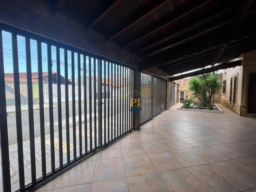 Casa com 3 quartos à venda, 450m2 em Praia Grande - SP - imagem 3 Foto 3 de Casa com 3 quartos à venda, 450m2 em Praia Grande - SP